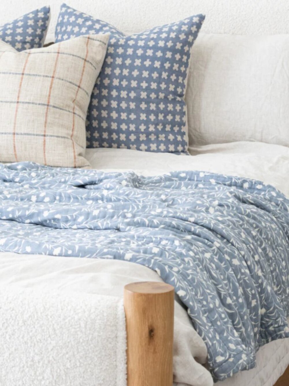 Saranoni Bamboo Rayon Muslin XL 4 Layer Quilt Blue Olivia Print